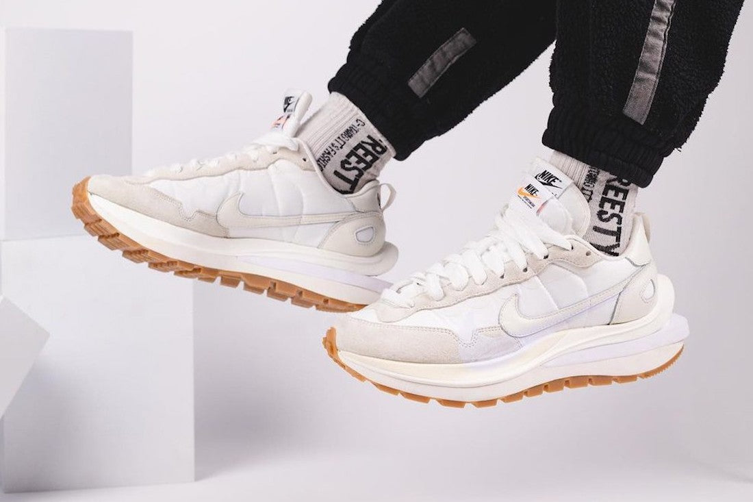 Novas fotos do Sacai x Nike VaporWaffle “Sail” surgem na internet.