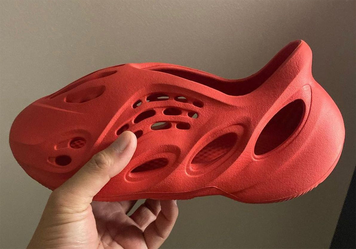 YEEZY FOAM RUNNER "VERMILLION" É APRESENTADO