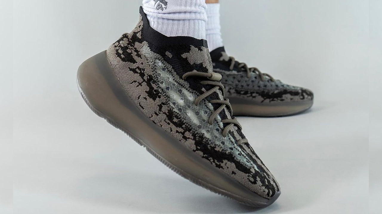 Com estampa camuflada em tons escuros, surgem imagens de nova colorway do adidas Yeezy Boost 380