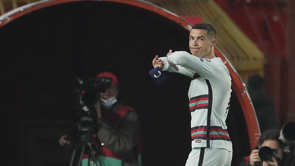 Braçadeira de Cristiano Ronaldo jogada em gramado vai a leilão e ajuda bebê doente.