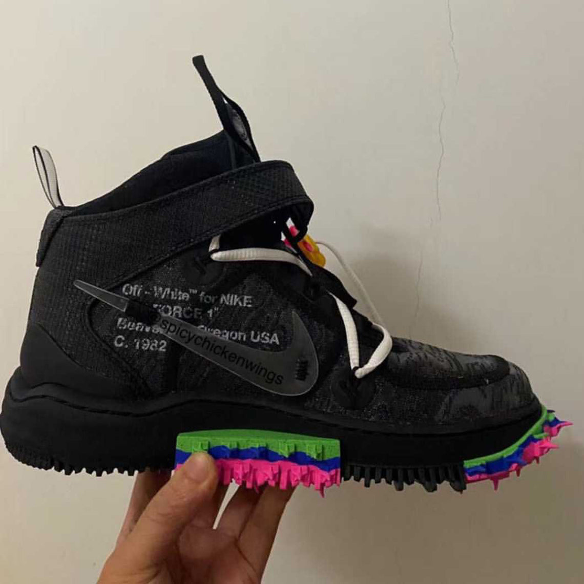 VAZAM IMAGENS DE AIR FORCE MID "TRIPLE BLACK" X OFF-WHITE